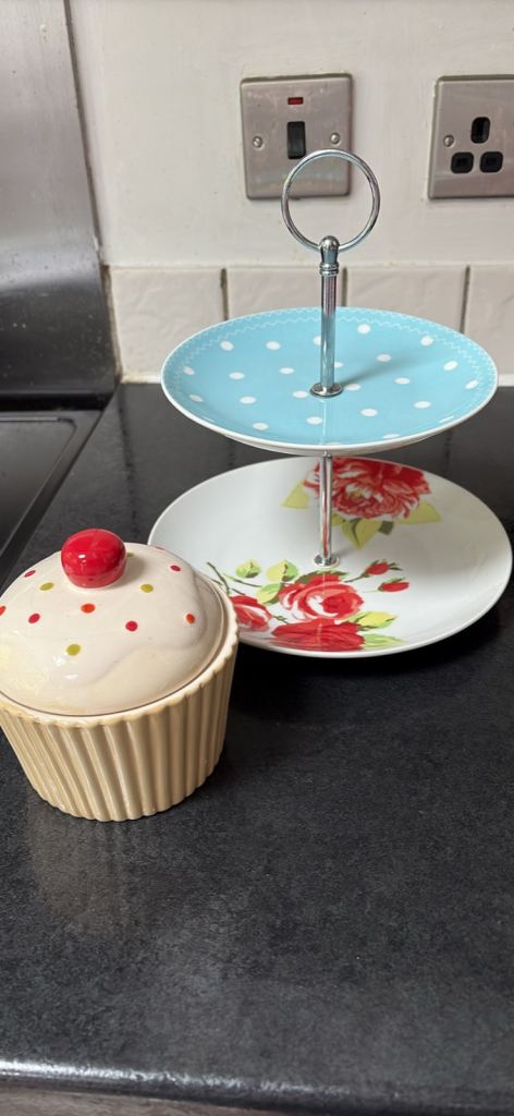 Porcelain cake stand and muffin pot