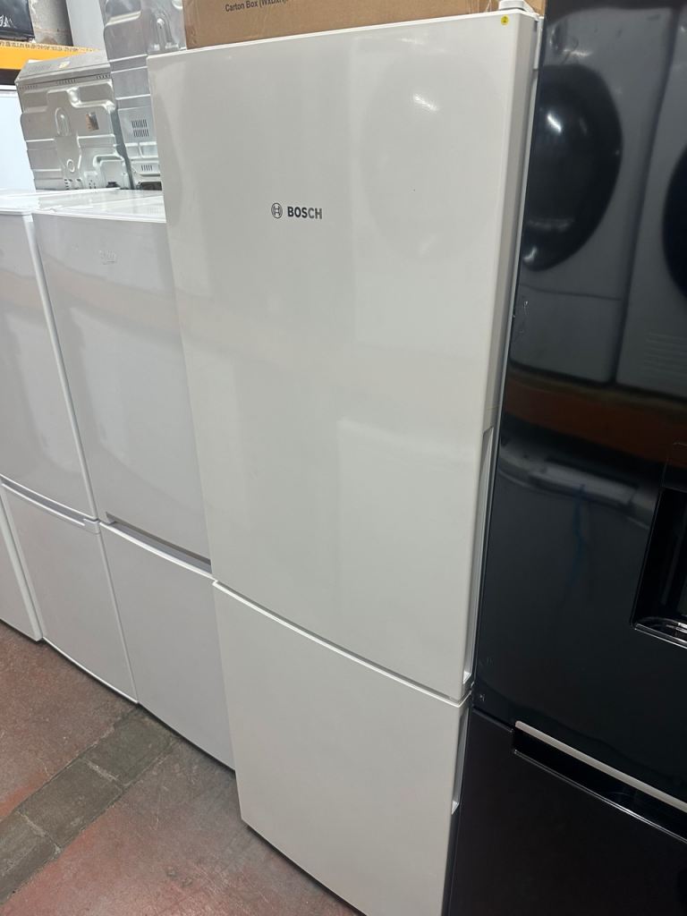 WHITE BOSCH FRIDGE FREEZER 