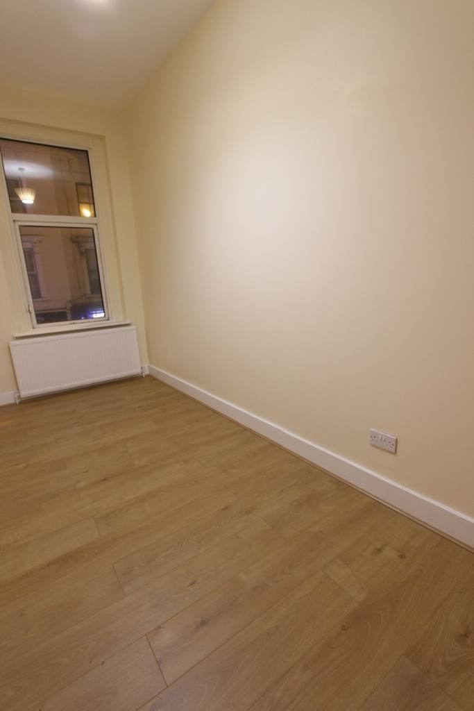 First Floor 1 bed flat  moments from WEST KENSINGTON. Available NOW. Suit Students or professionals.