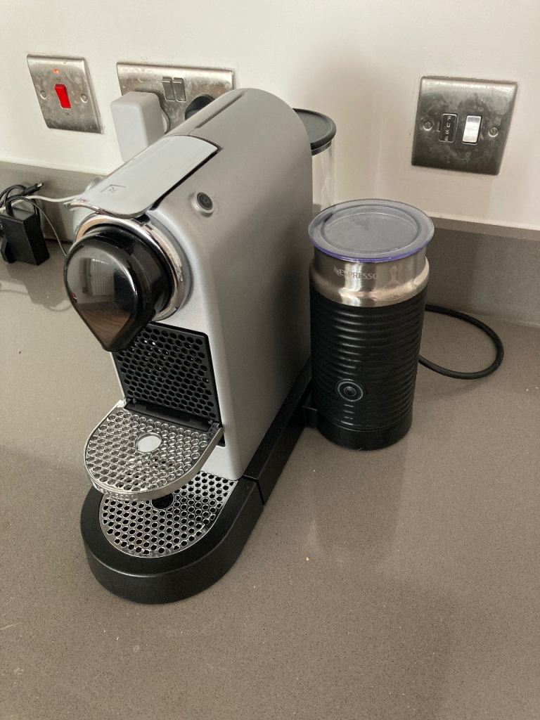 Citiz Nespresso Machine w/ Milk frother
