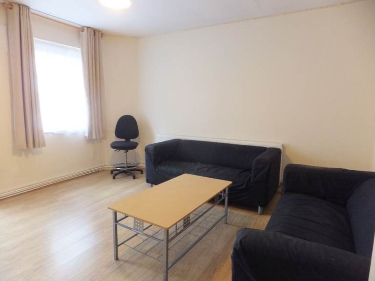 Spacious 3-Bedroom Flat – High Street, Hounslow