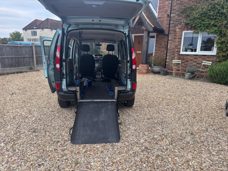 RENAULT KANGOO MOBILITY VEHICLE WHEELCHAIR RAMP DISABLED CAR. WAV 18,000 MILES 