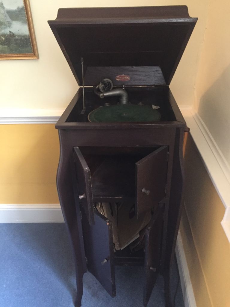 Gramophone with records 