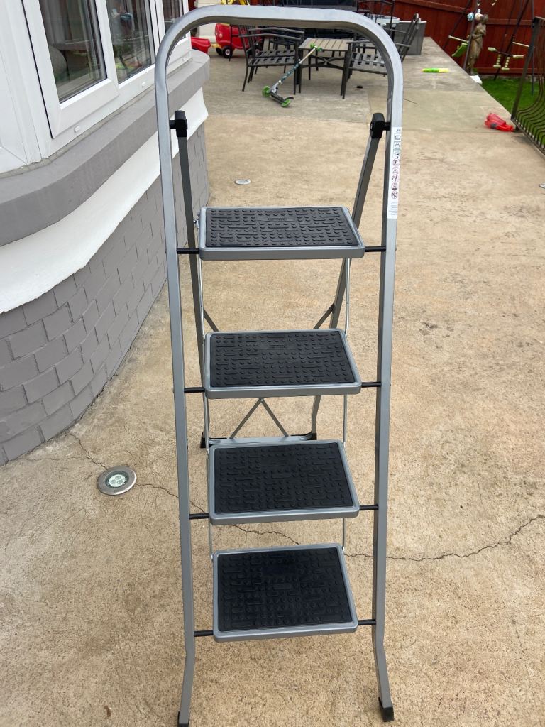 Sturdy collapsible 4step stepladder 