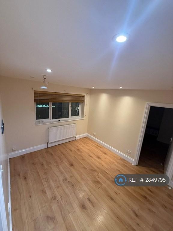 1 bedroom flat in The Broadway, Southall, UB1 (1 bed) (#2849795)