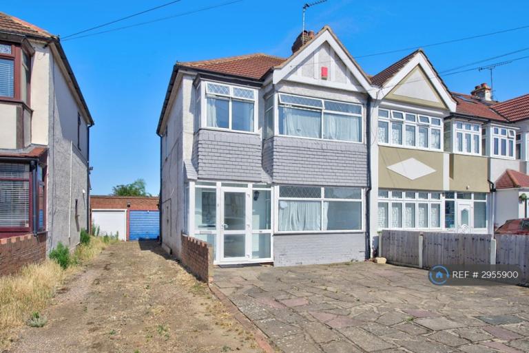 3 bedroom house in Grosvenor Road, Dagenham, RM8 (3 bed) (#2955900)