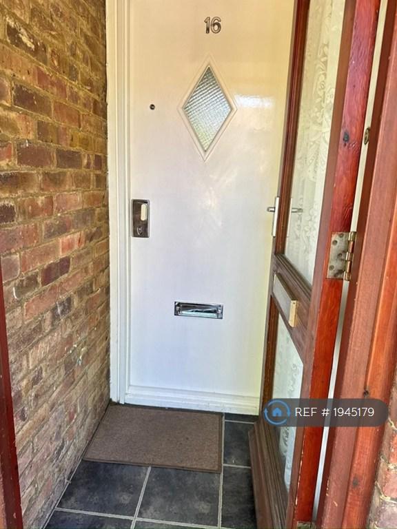 1 bedroom flat in Kings Court, London, E13 (1 bed) (#1945179)
