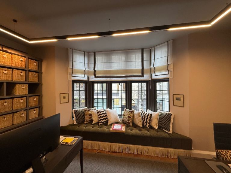 Co-working space / desk 