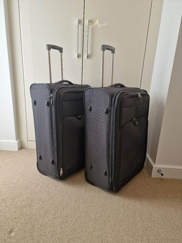 Pair of Everest Expandable Suitcases – Very Good Condition (Can Sell Separately)