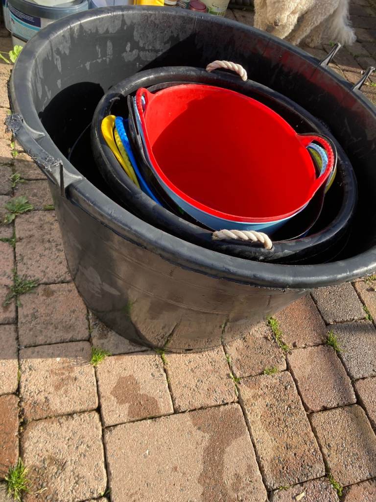 PLASTIC GARDEN FEEDING TUBS