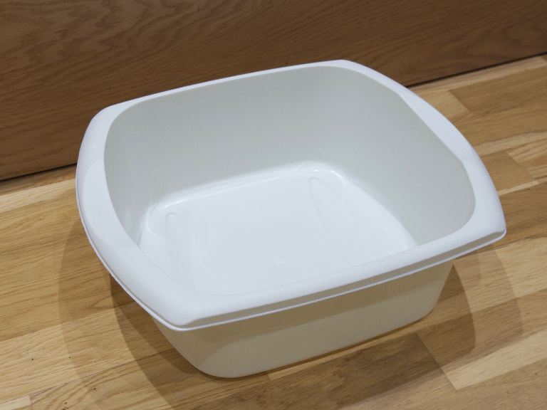 White Plastic Laundry Basket / Washing Up Bowl