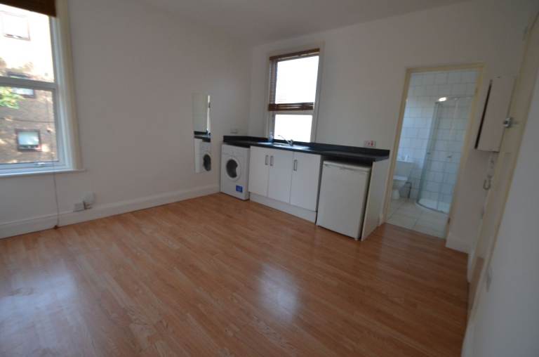 STUDIO FLAT AVAILABLE 5 MINUTES WALK TO WALTHAMSTOW CENTRAL STATION