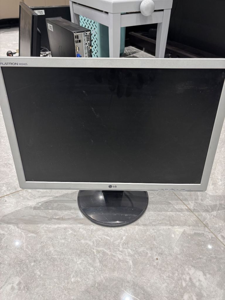LG Flatron W2242S Computer Monitor - Good Condition