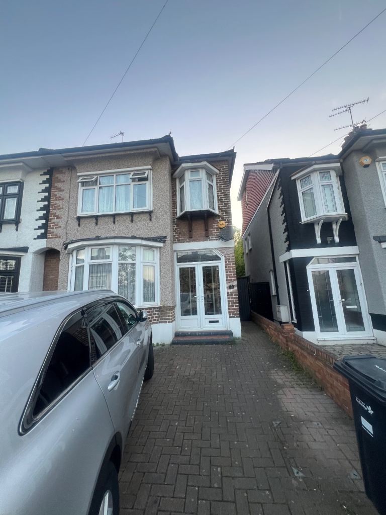 4 bed house | £2500 | UC accepted | IG6 2LG