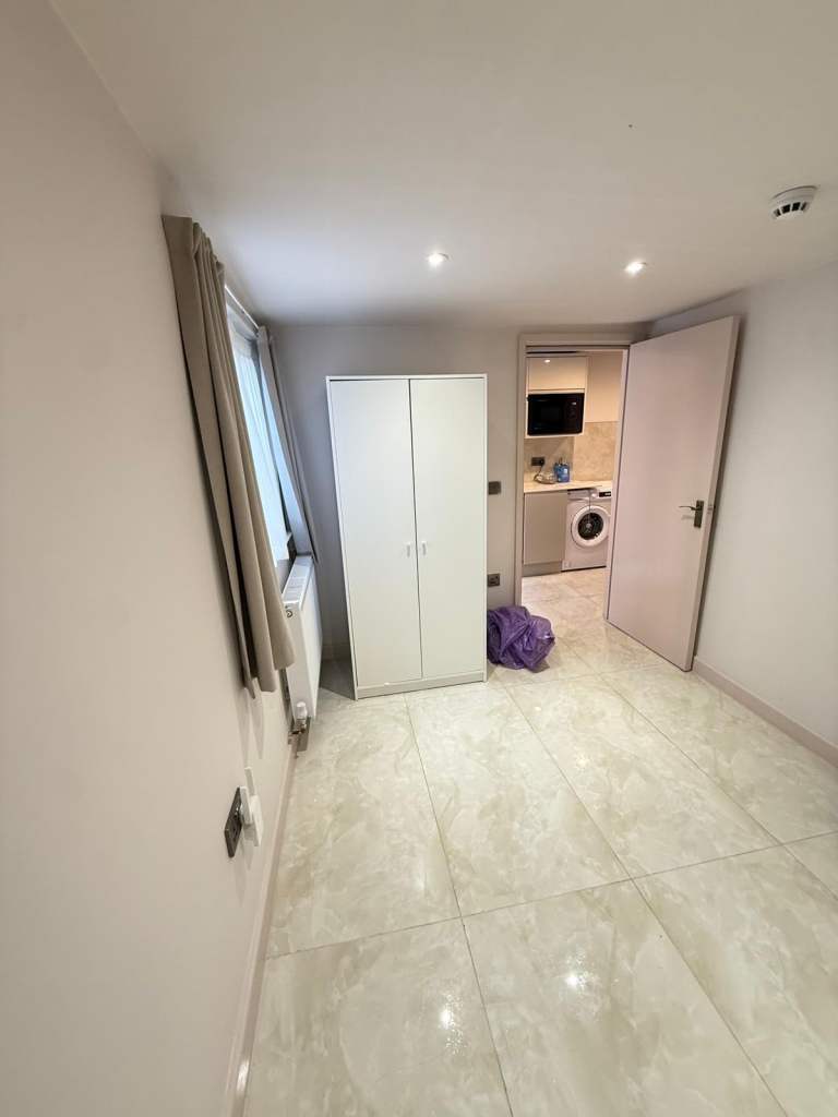 2-Bedroom Flat to Rent(5 min walk toManor House underground st./8min to Turnpike Lane includingBills