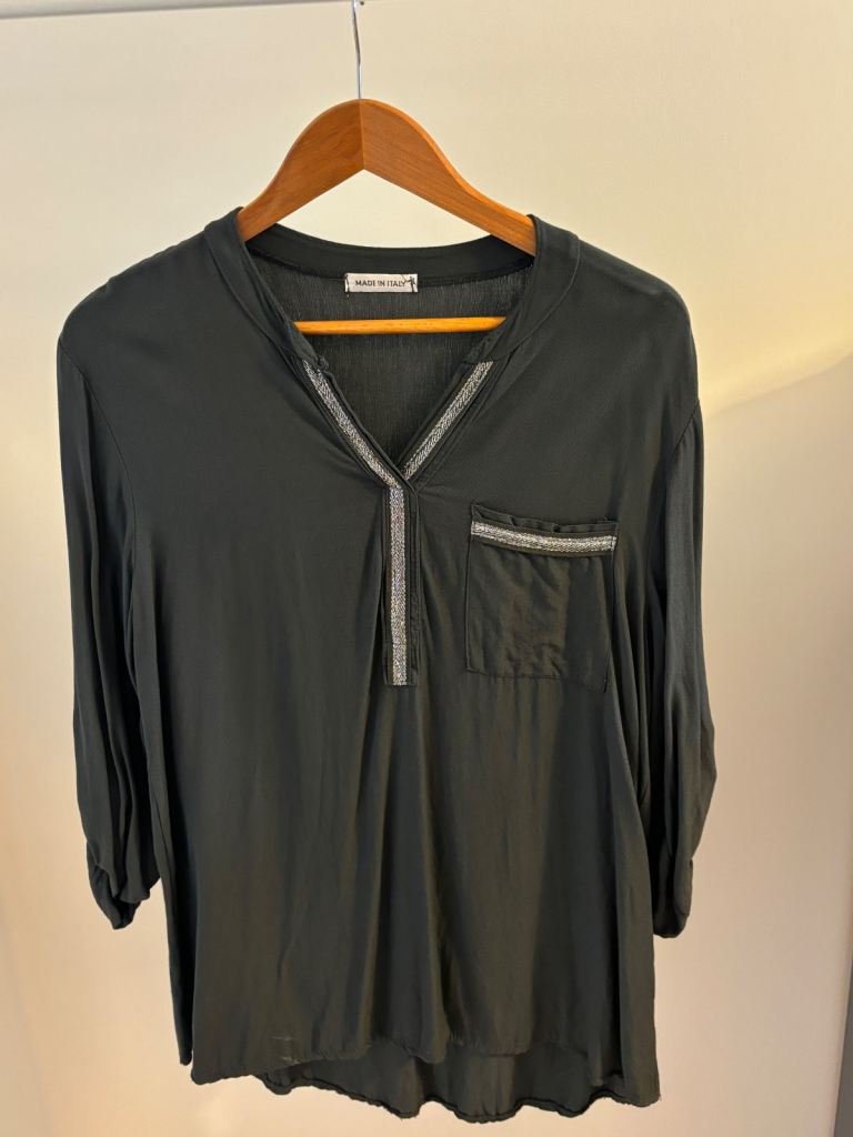 Size 16 / 18 top, £4, Acton, W3 8FG (flat in front of South Acton Overground station)