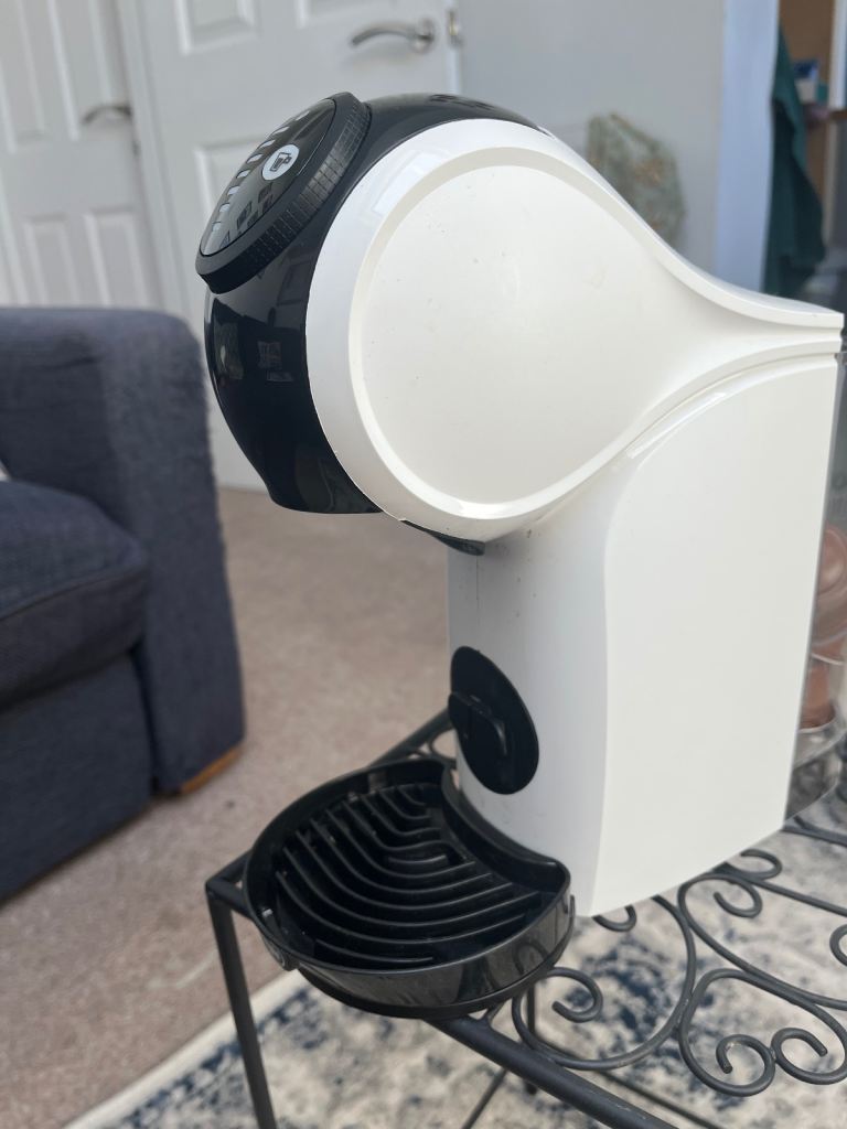 Dolce Gusto Genio Coffee Machine – White, Excellent Condition