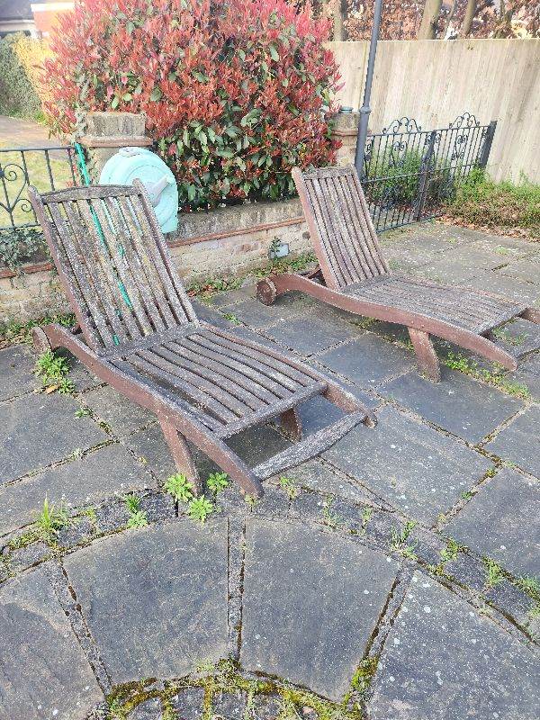 2 sun loungers