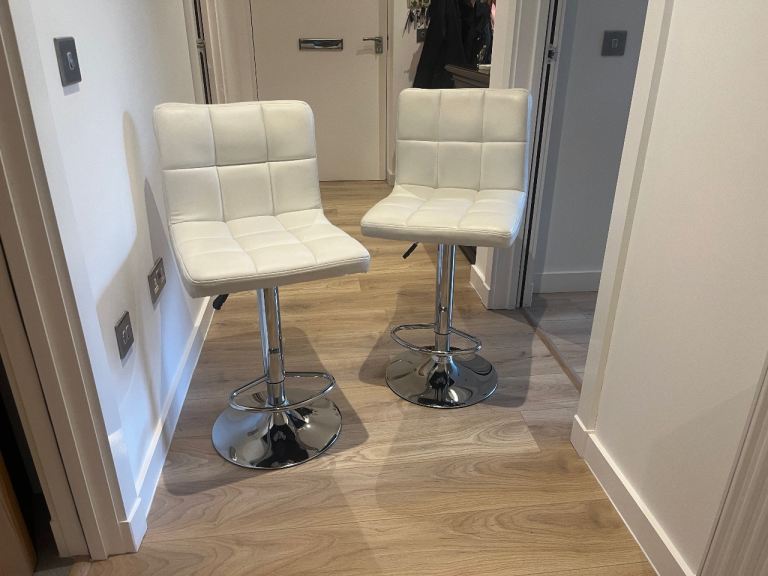 2 barstools