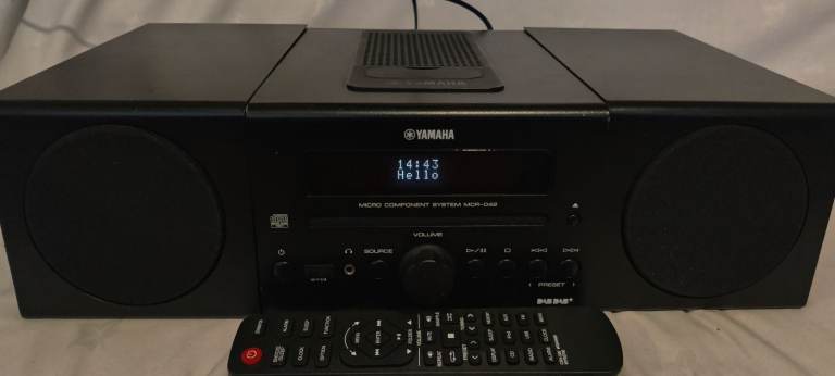 YAMAHA MCR-042 Component System iPod/iPhone dock/CD/MP3/USB/FM/DAB/RADIO/AUX  Black colour