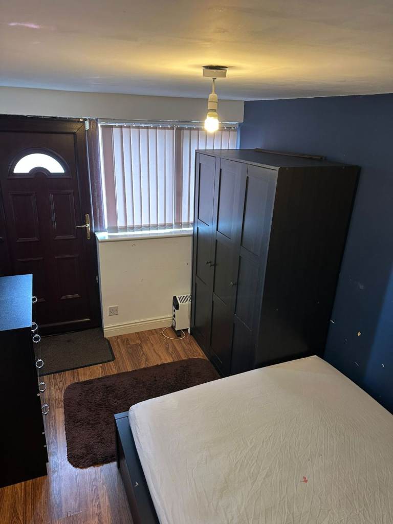 Large Double Bedroom(Fully Furnished)
