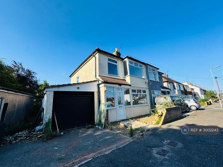 3 bedroom house in Rush Green Road, Romford, RM7 (3 bed) (#3002243)