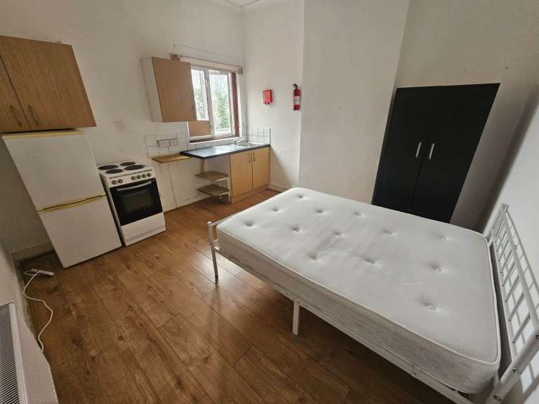 Large Double Room With Private Kitchen To Rent In Forest Gate Station E7 9AP 