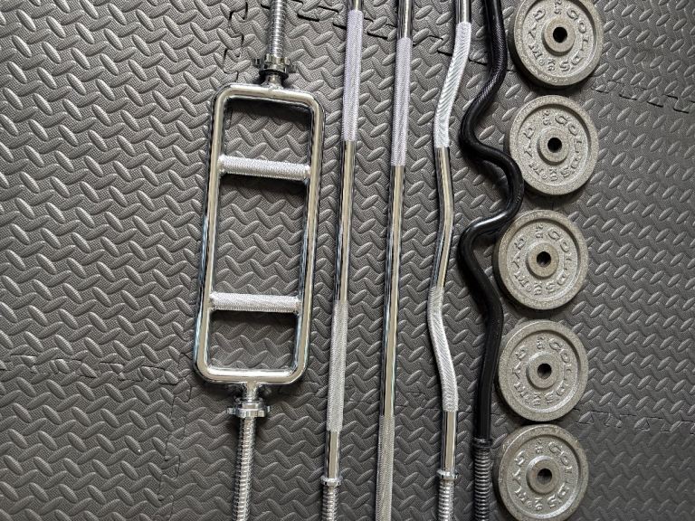 image for 6kg solid tricep bar, 1 inch- like new, hardly used, the knurl/grip still perfect. spin locks