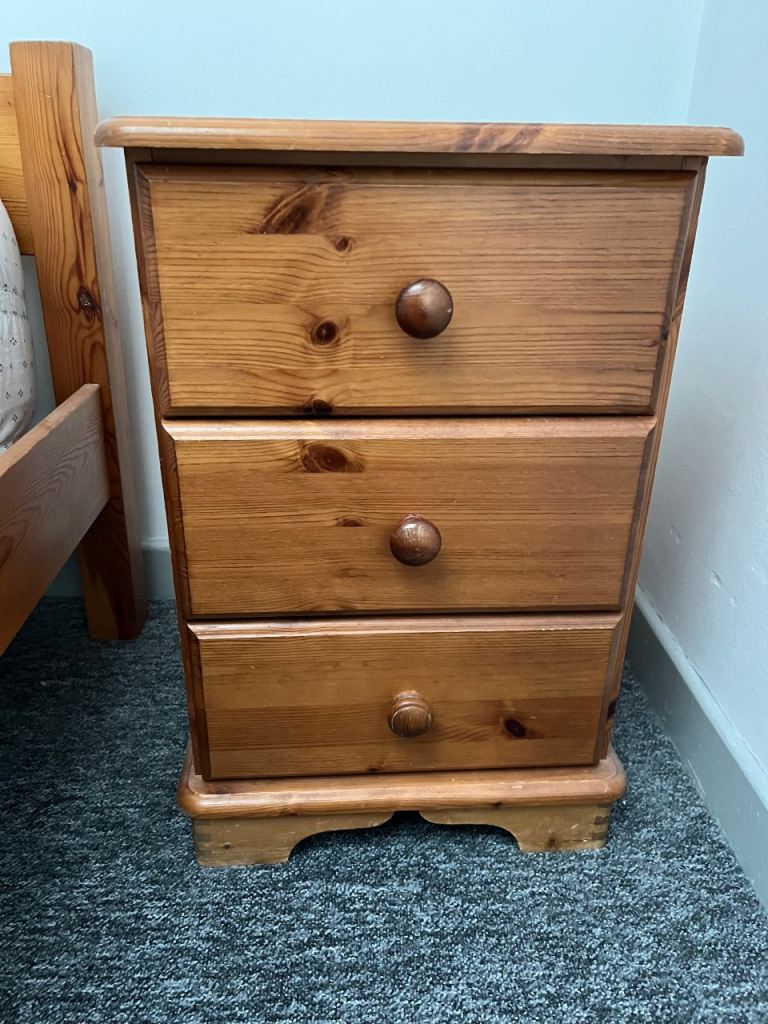 BEDSIDE TABLE / 3 DRAWER