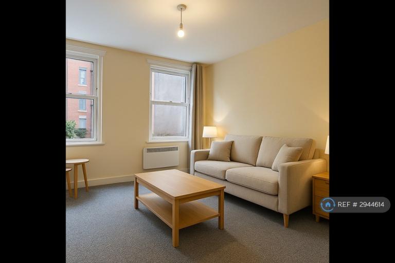3 bedroom flat in Briggate, Leeds, LS1 (3 bed) (#2944614)