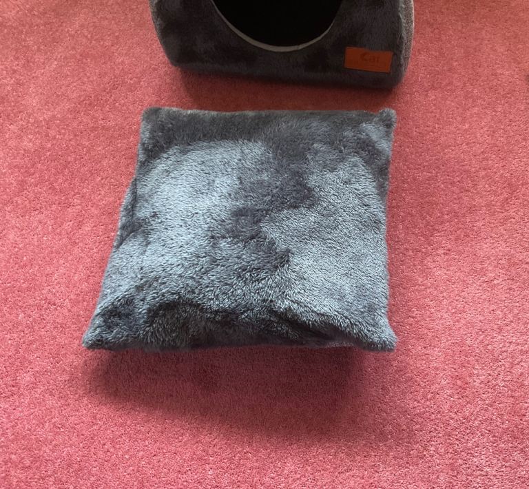 Cat igloo excellent condition not used