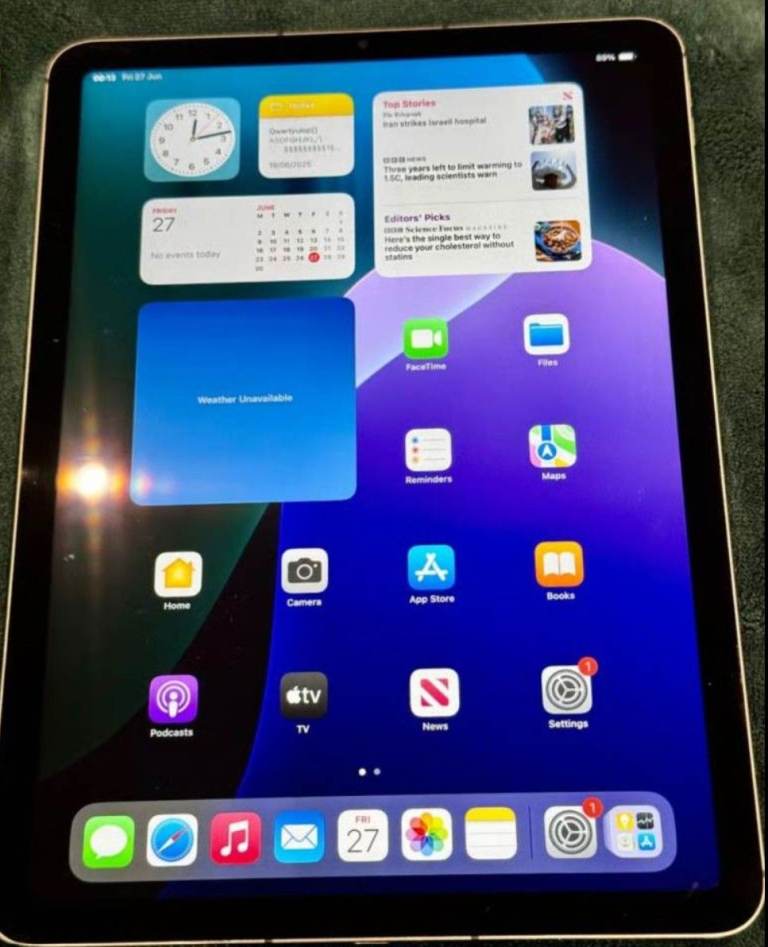 *Unlocked* Apple iPad Air (4th Gen) 10.9” Wi-Fi + Cellular 64GB, keyboard case, IOS 26.4