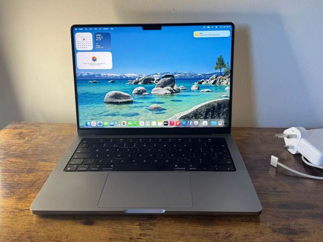 MacBook Pro 14 inch M1 Max / 64GB RAM / 32-Core / 1TB SSD / Space