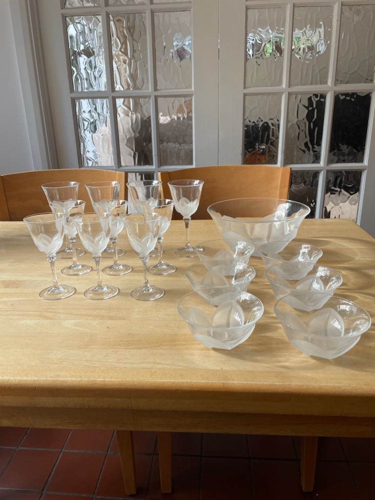 Cristal D'Arques? Florence Frosted Petal Design Bowl & Wine Glass Set 17 Pieces