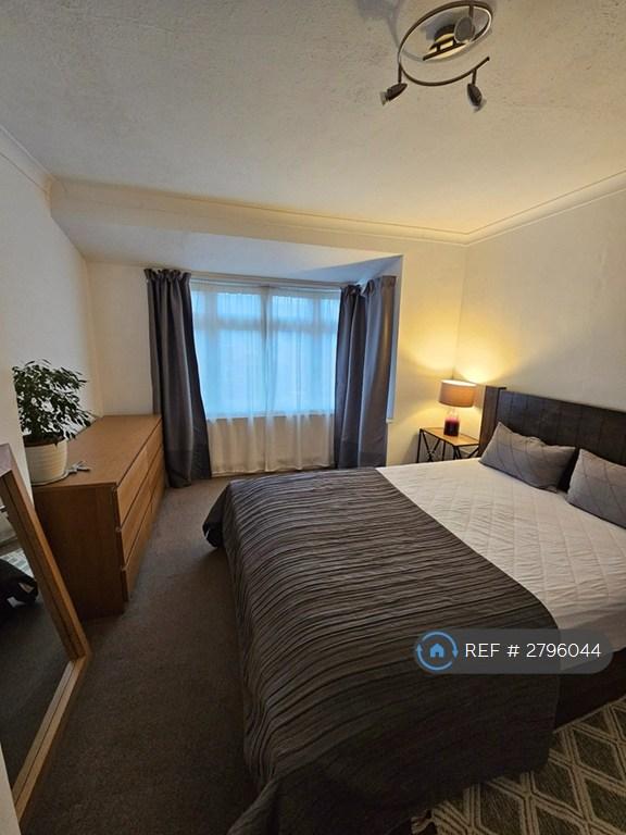 1 bedroom in Yew Tree Gardens, Epsom, KT18 (#2796044)