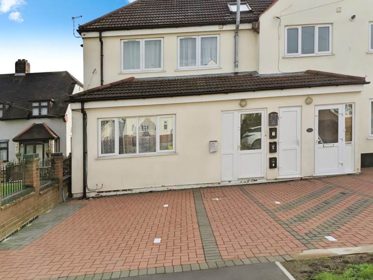 1 bedroom flat in Collier Row, Romford RM5