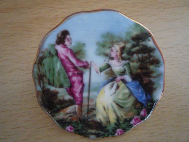 Coalport China scallop edged "couple" brooch in excellent condition