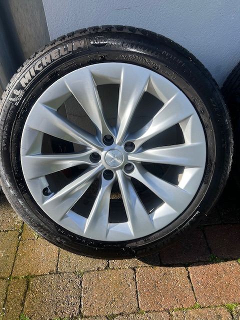 Tesla Model S Tyres and Rims
