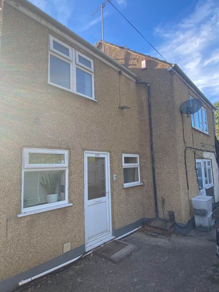 LUTON 1 BED FLAT TO RENT. refurbished, furnished, garden, parking. CLOSE TO TOWN CENTRE.