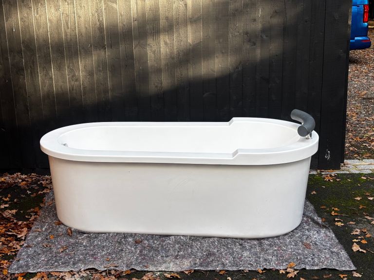 Oval Freestanding Bath Tub with Headrest