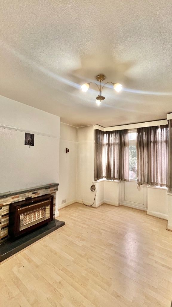 Available Single Large Double Room To Rent