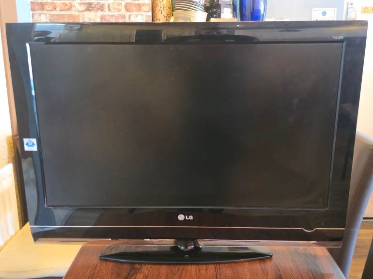 LG 32LG7000 LCD TV – Good Condition, Black