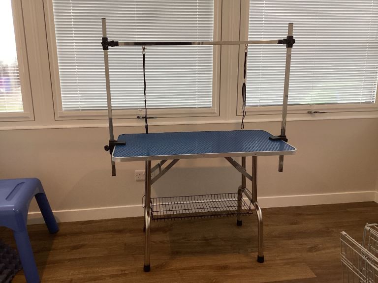 Metal height Adjustable Dog Grooming Table Rubber Top 2 Safety Slings Mesh