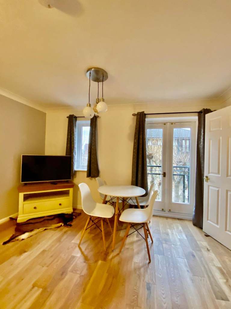 2  bedroom flat in East London, DLR, Elizabeth Line, Canary Wharf