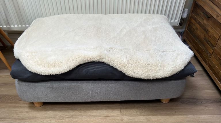 Omlet topology dog bed with two toppers size Large excellent condition 