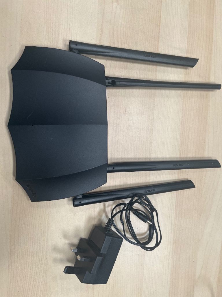 Tenda model AC8 AC1200 Dual Band Gigabit Wireless Router – Good Condition with PSU
