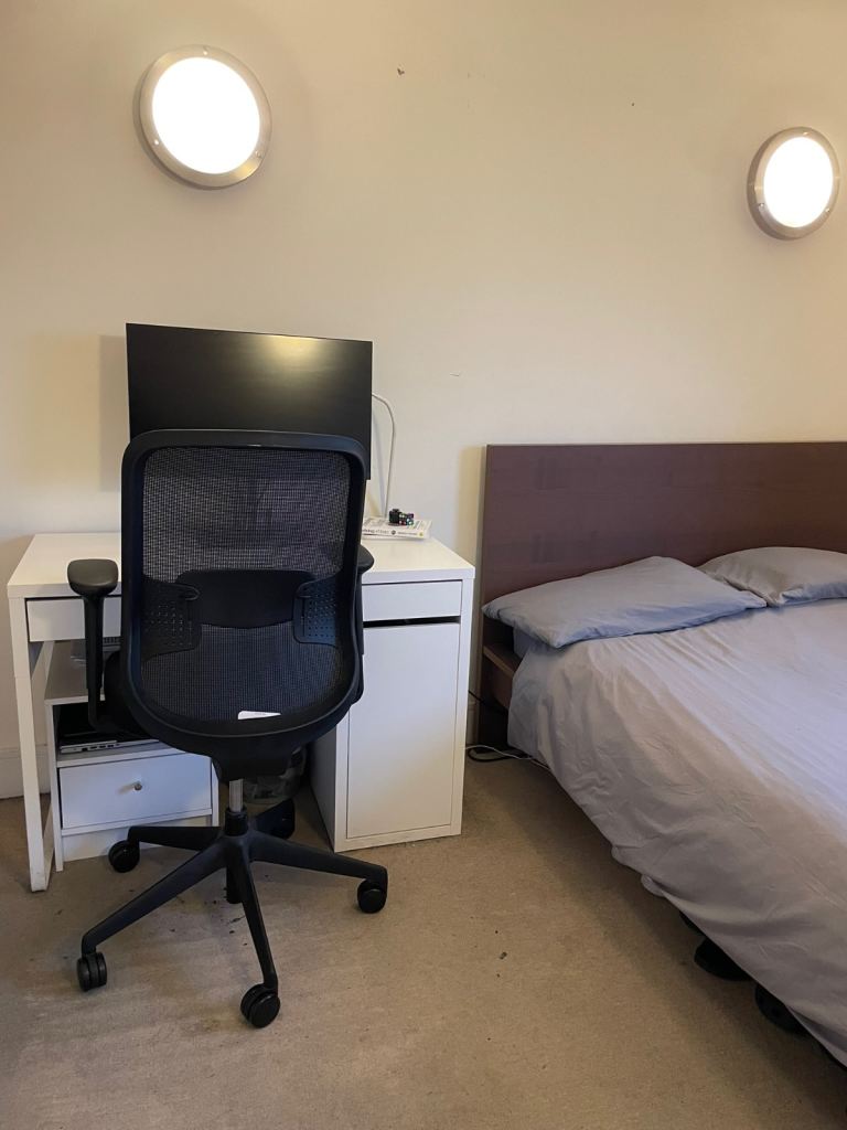 LARGE ROOM Available In Ilford