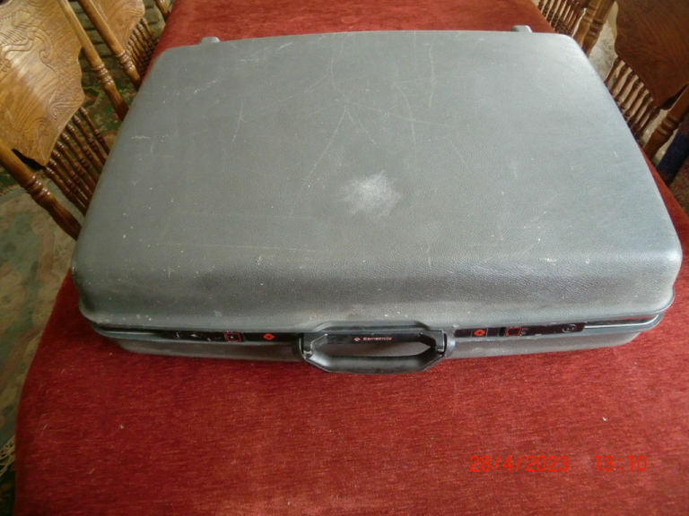 REDUCED-LARGE SIZED SAMSONITE SUITCASE, GREY, INDESTRUCTIBLE, FULLY FUNCTIONAL