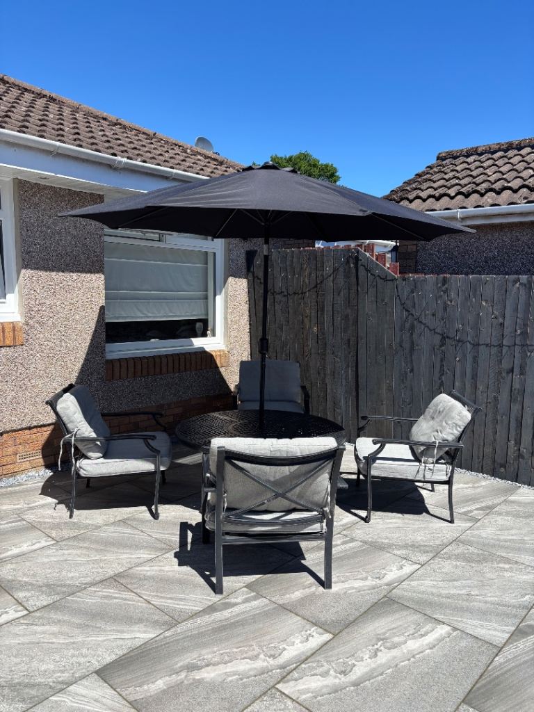 Quality Garden Furniture Set & Parasol