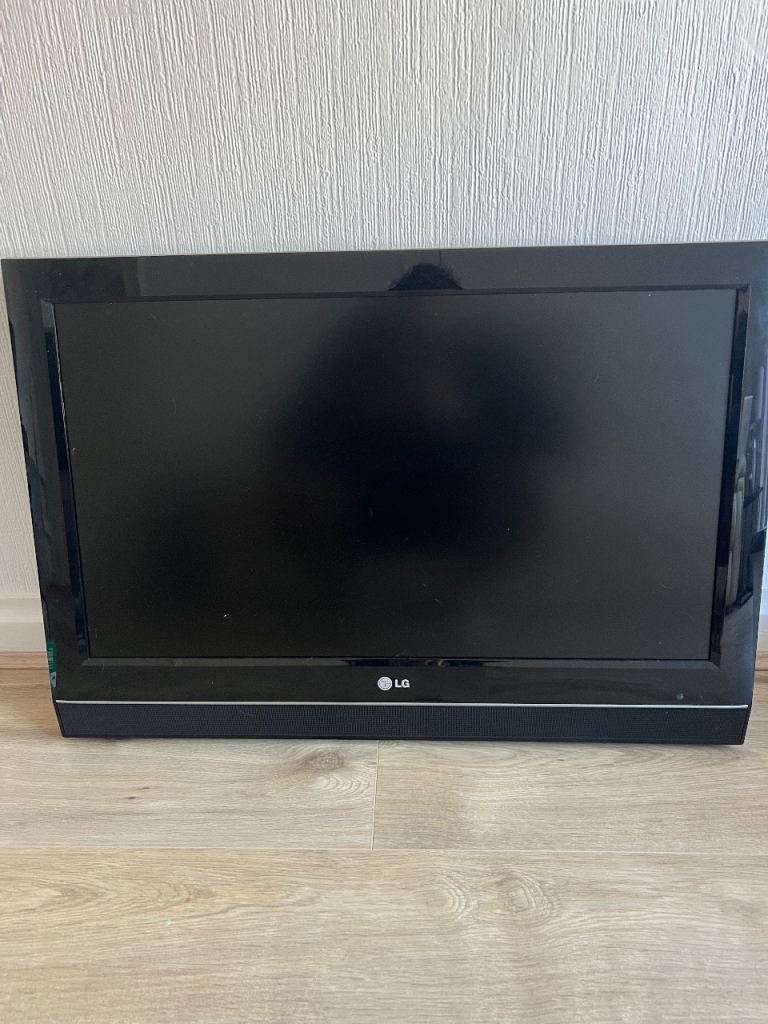 LG 32LG30-ZC 32-inch LCD TV with Remote – Good Condition